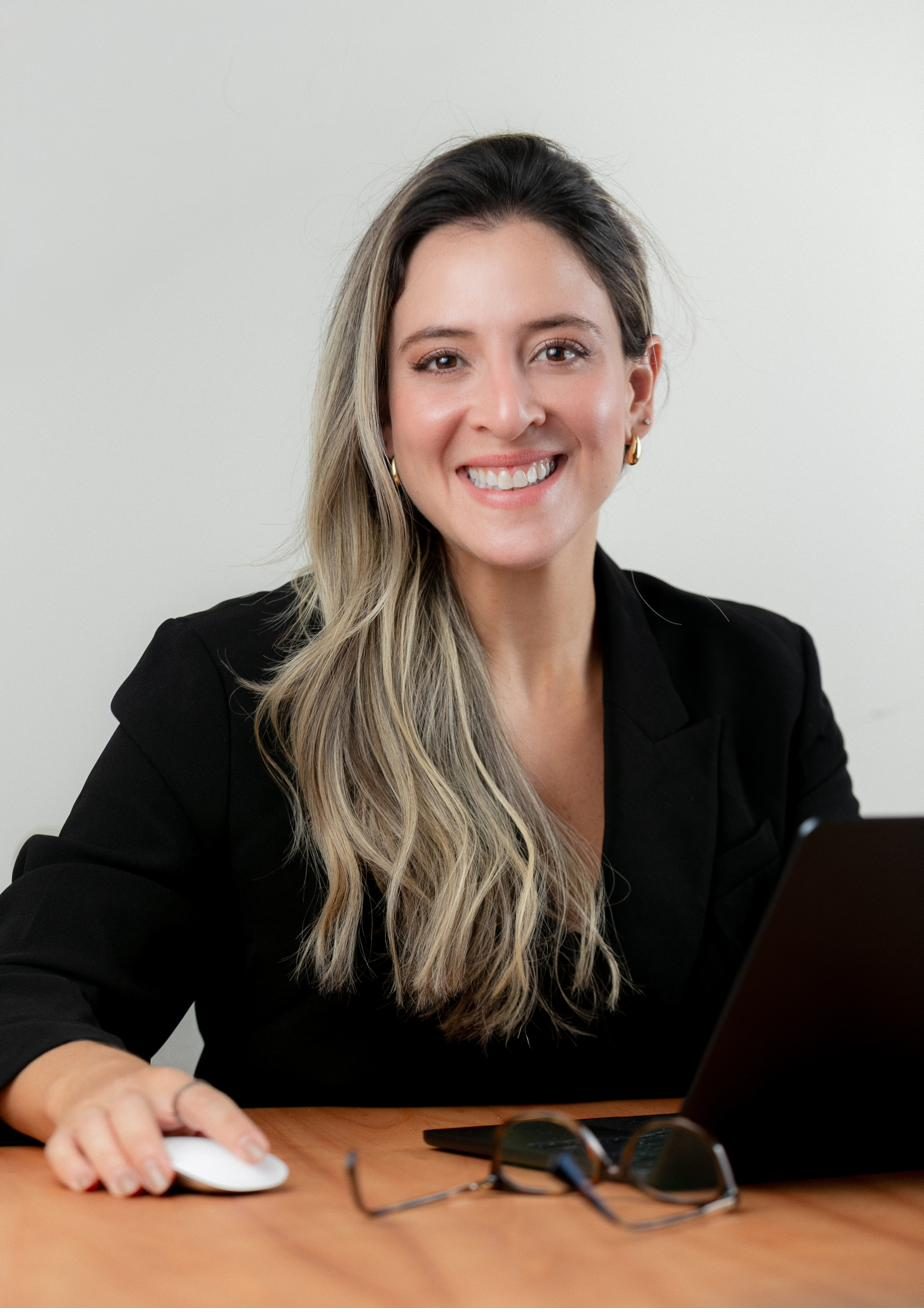 Mariana Gama no escritório