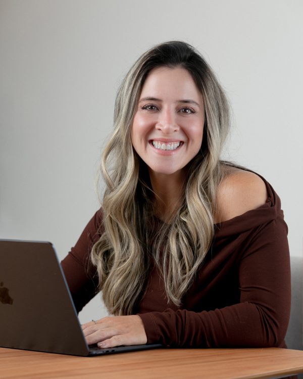 Mariana Gama, advogada em Direito à Saúde, à mesa de trabalho