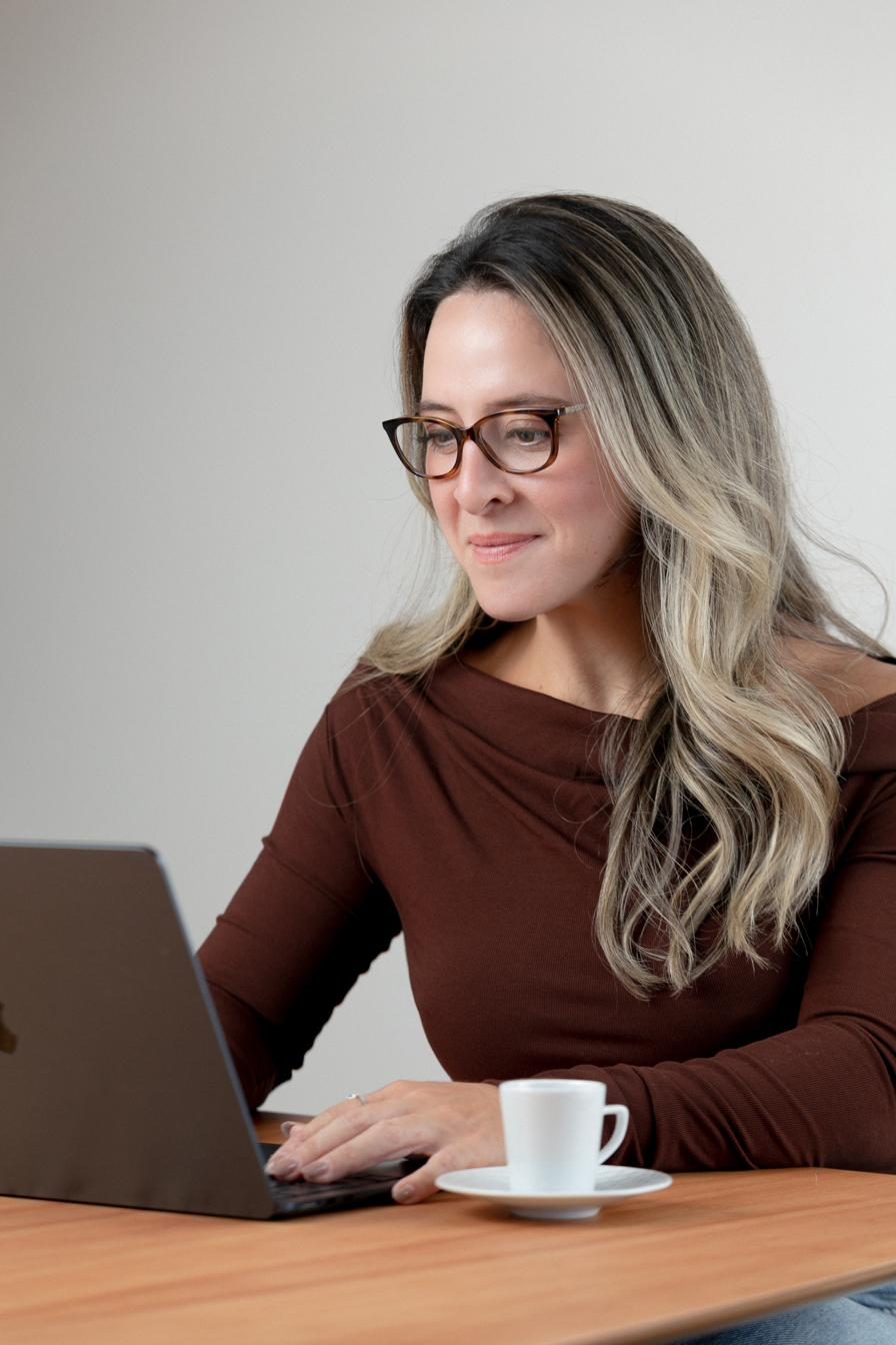 Mariana Gama em seu escritório